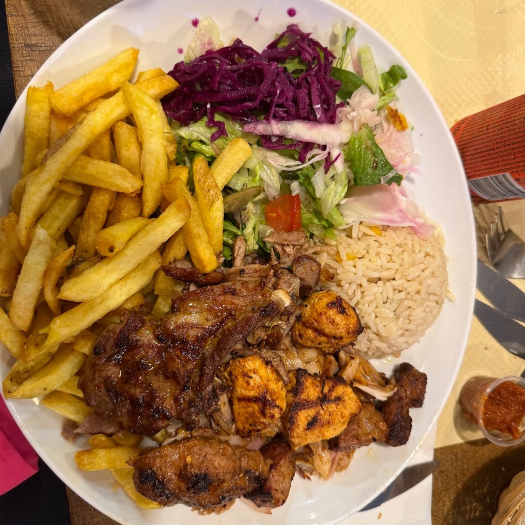 Tarboush (Kebab Halal - Grillades au feu de bois- burgers) 1